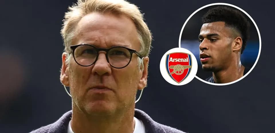 Entrenador con logo de Arsenal y jugador en imagen