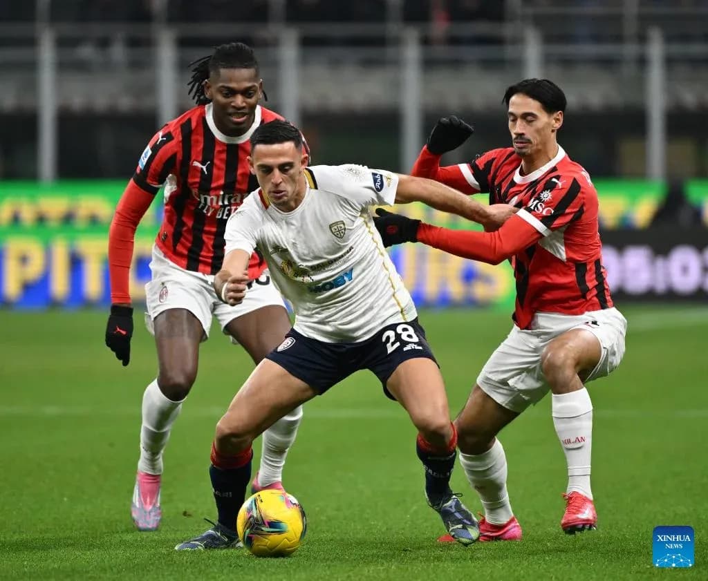 Jugador de Cagliari luchando por el balón