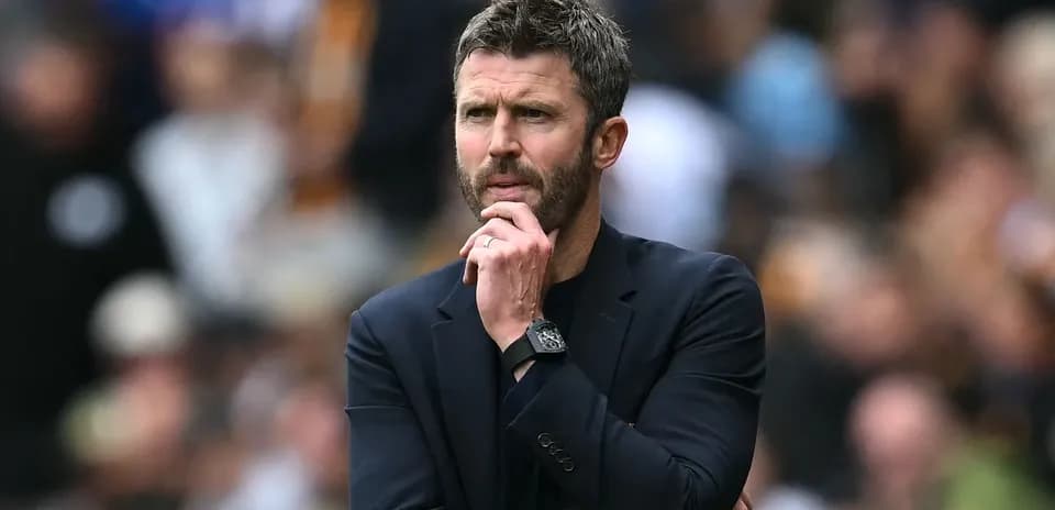 Entrenador observando el partido en la banda