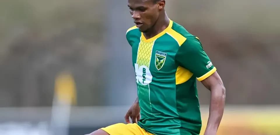 Jugador entrenando con uniforme verde y amarillo