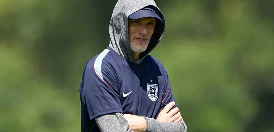 Entrenador con sudadera en sesión de entrenamiento