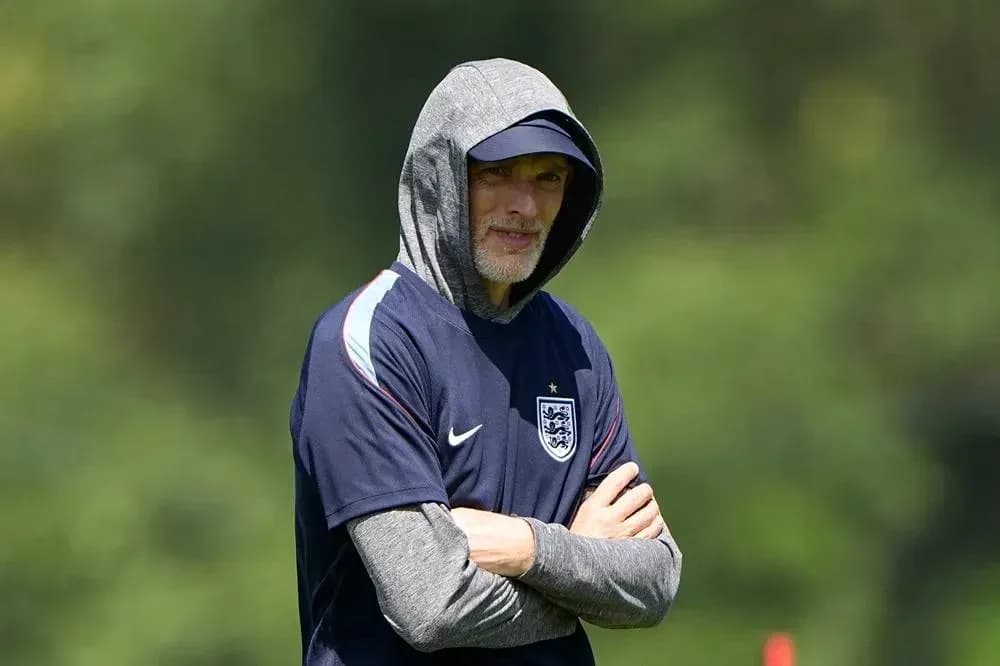 Entrenador con sudadera en sesión de entrenamiento