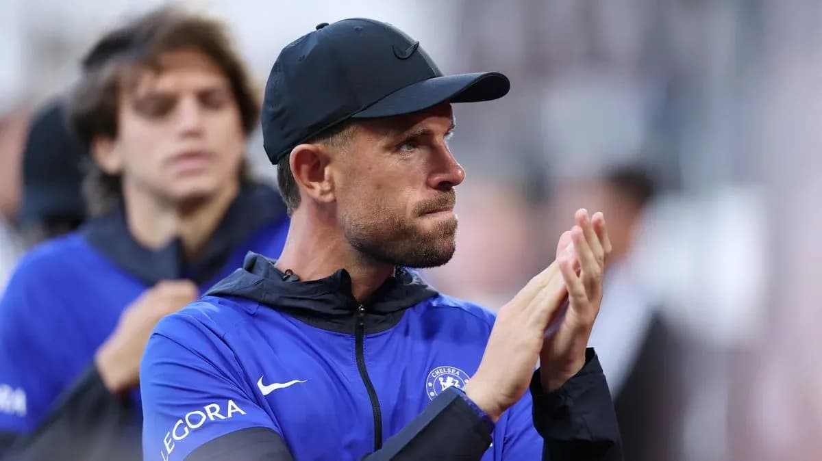 Entrenador aplaudiendo durante el partido en el banquillo