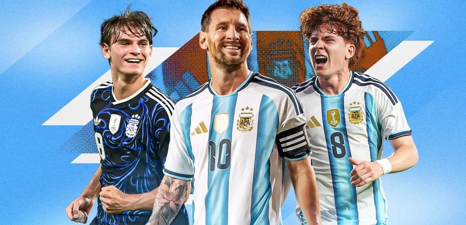 Jugadores argentinos sonriendo en fondo azul