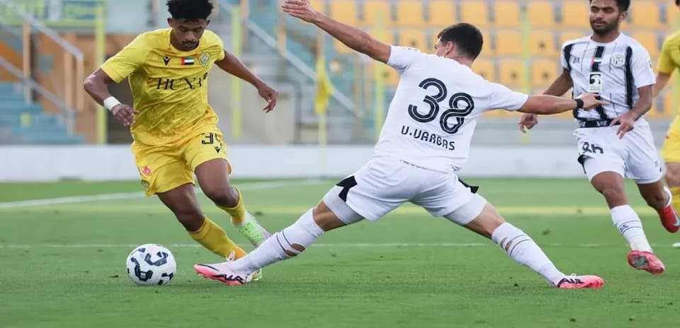 Jugador de Al Wasl U23 esquivando a Al Jazira U23