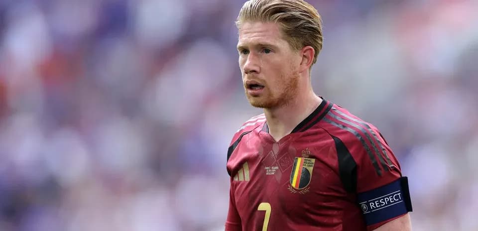 Jugador belga en partido con camiseta roja