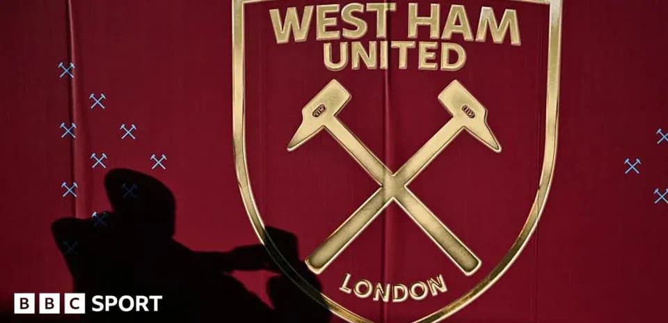 Logotipo de West Ham United en fondo rojo