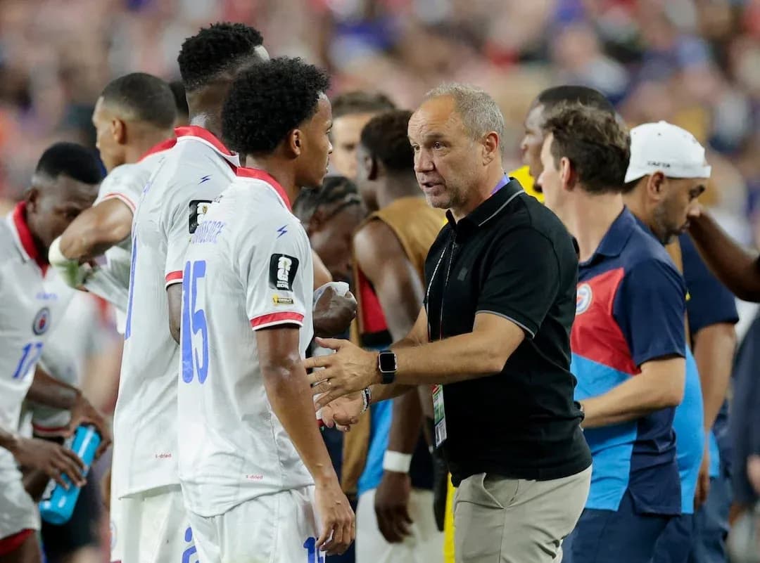 Entrenador hablando con jugadores de Haití