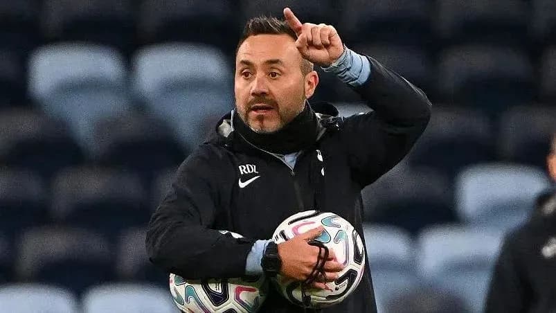 Entrenador dirigiendo durante sesión de entrenamiento