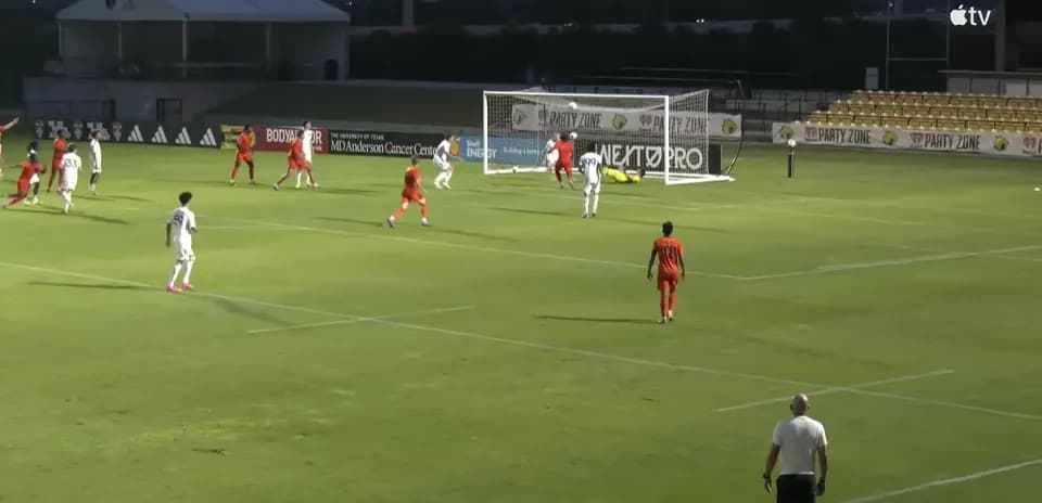 Jugadores en acción durante el partido