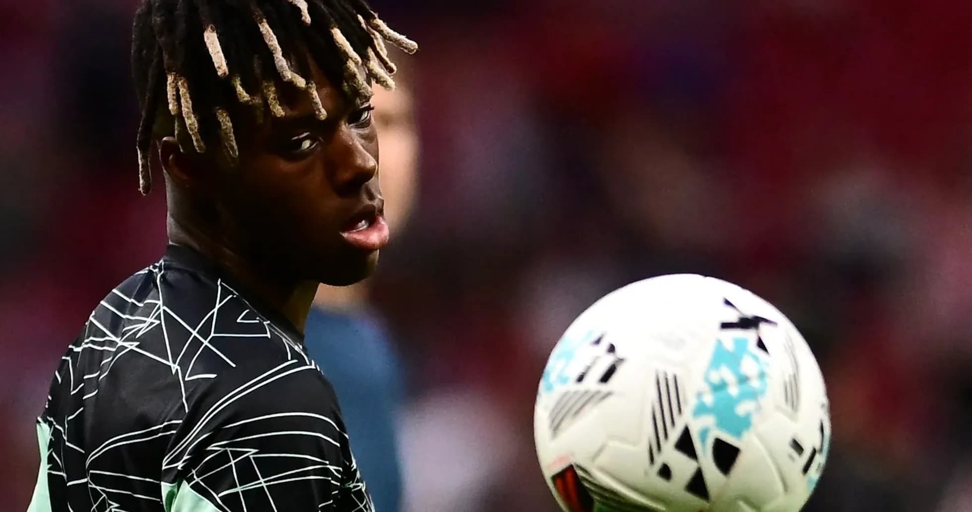 Jugador mirando mientras el balón vuela cerca
