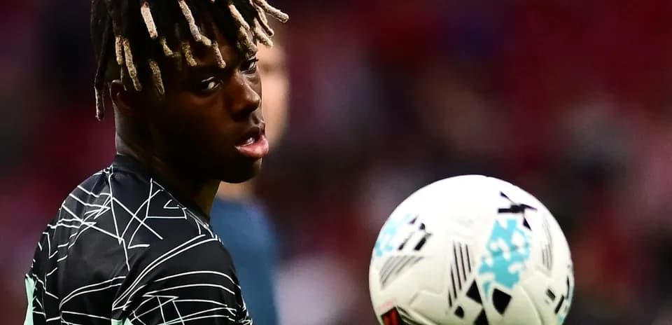 Jugador mirando mientras el balón vuela cerca