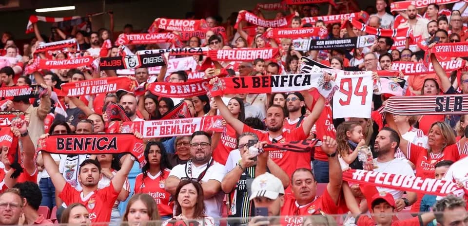 Aficionados del Benfica con bufandas en el estadio