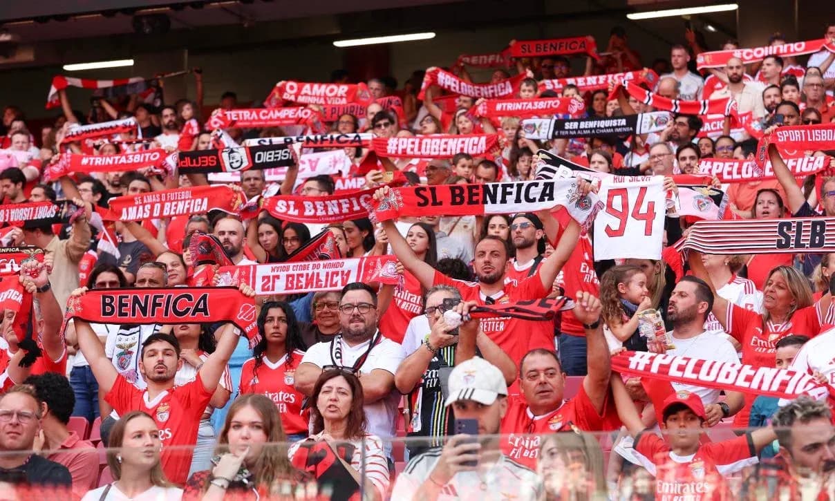 Aficionados del Benfica con bufandas en el estadio