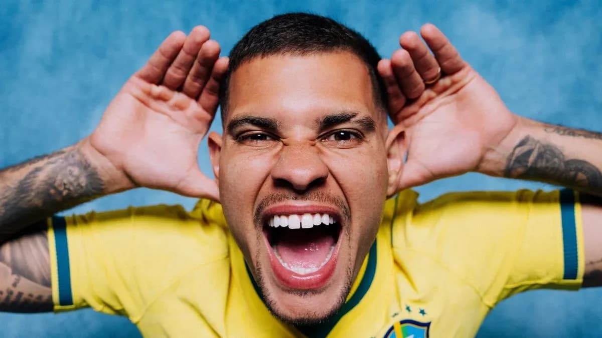 Jugador brasileño sonriendo con camiseta amarilla