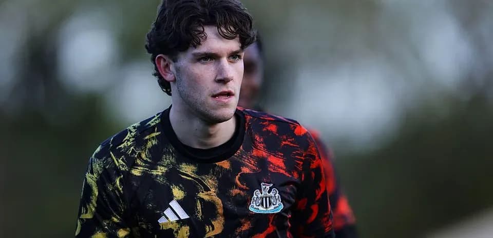 Jugador entrenando con camiseta de Newcastle United