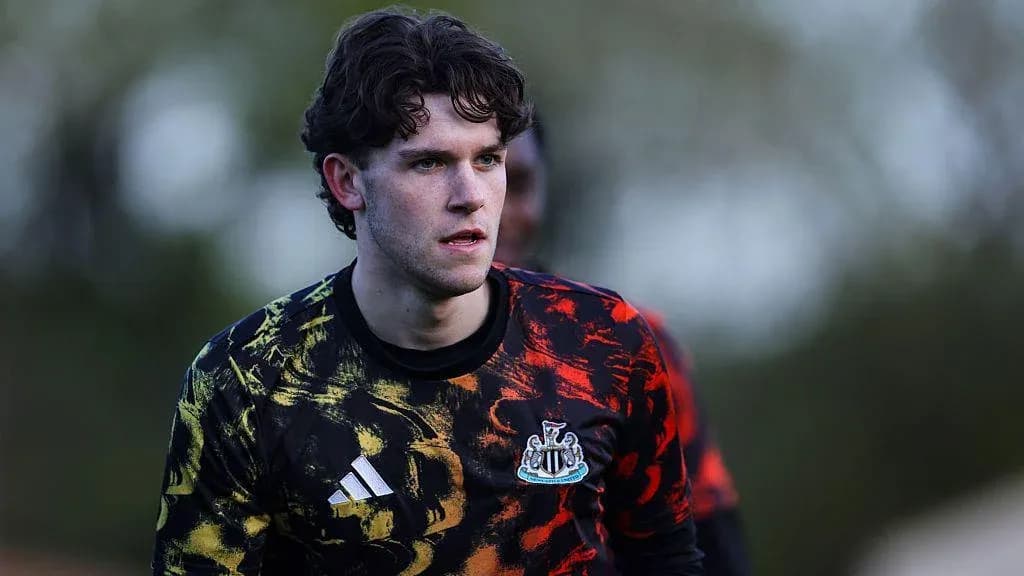 Jugador entrenando con camiseta de Newcastle United