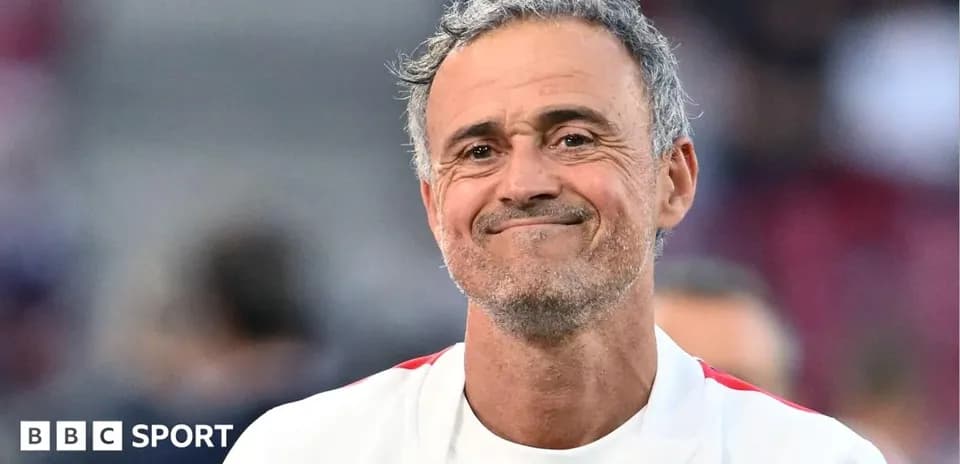 Entrenador sonriendo durante el partido