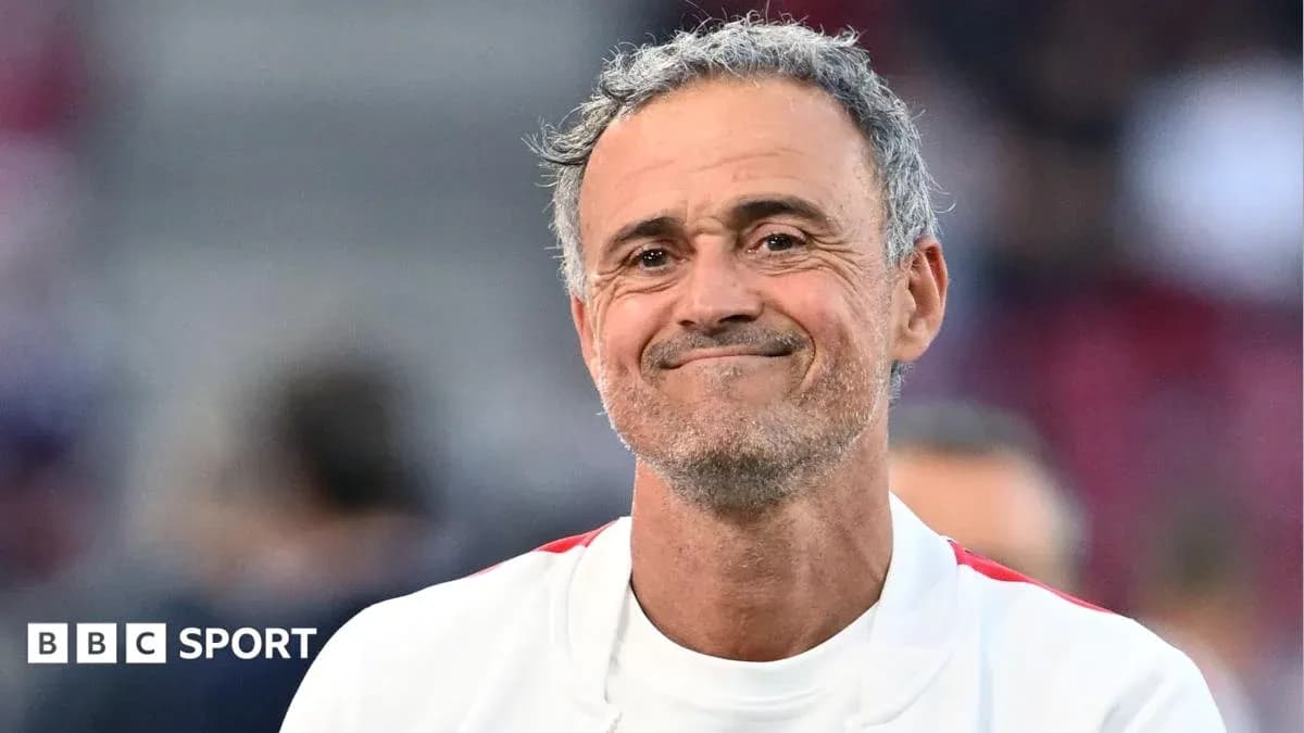 Entrenador sonriendo durante el partido