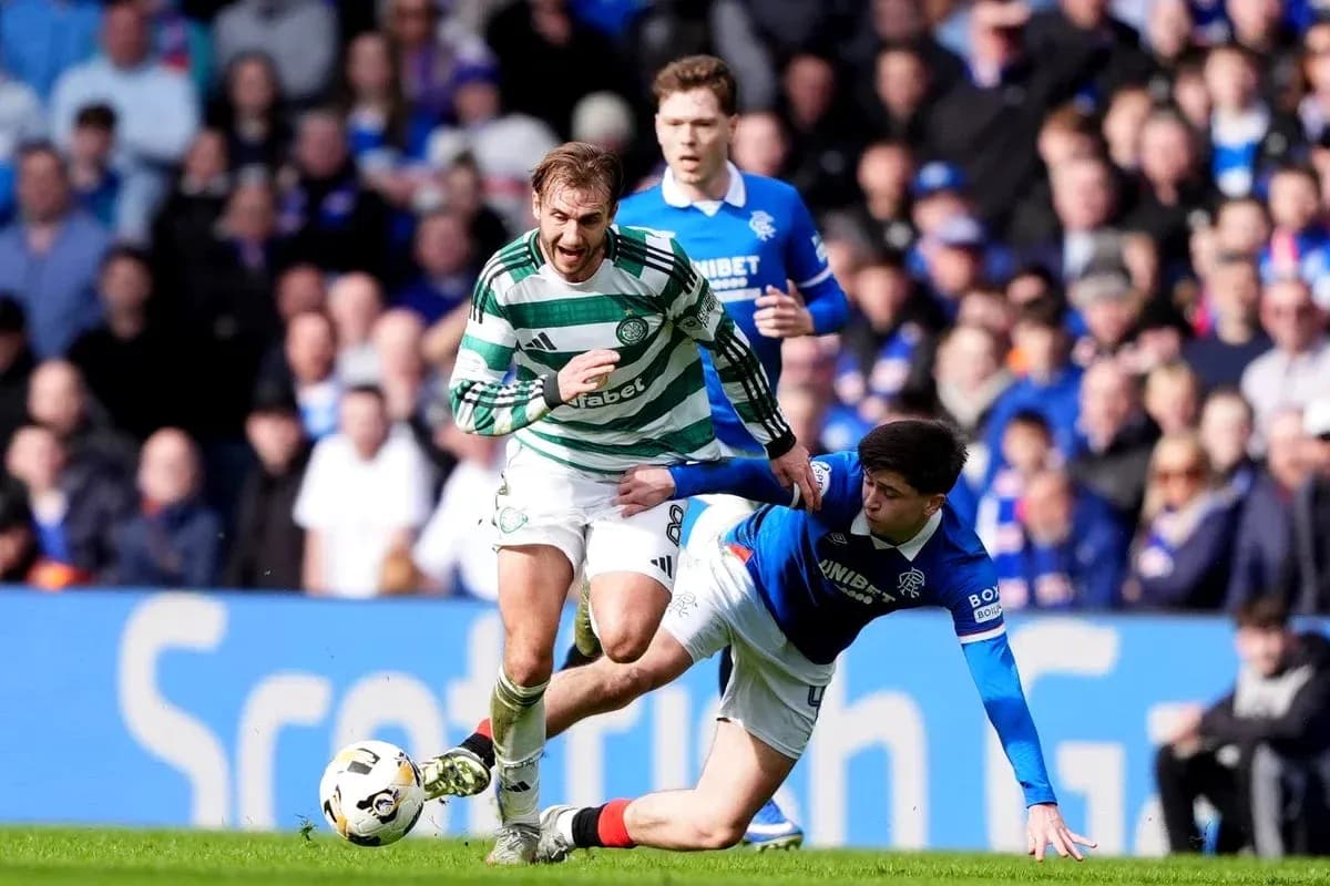 Jugador de Celtic superando a rival de Rangers en el suelo