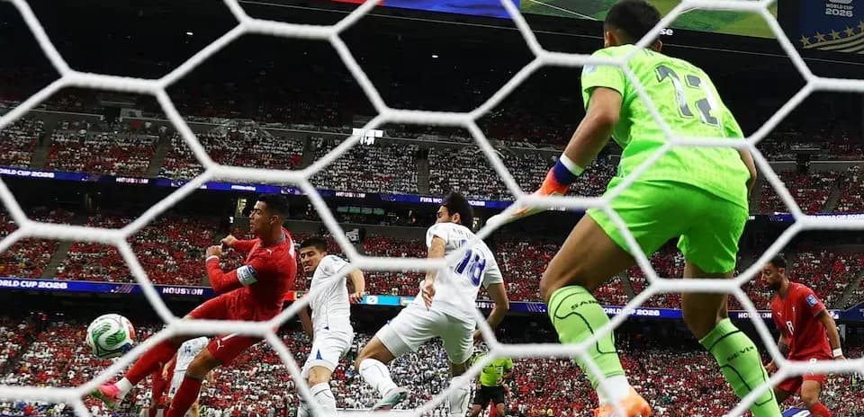 Portero defendiendo mientras el balón se aproxima a la red