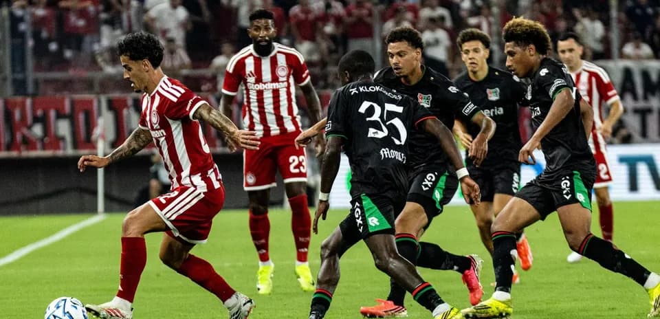 Jugadores de Olympiakos contra NEC en partido