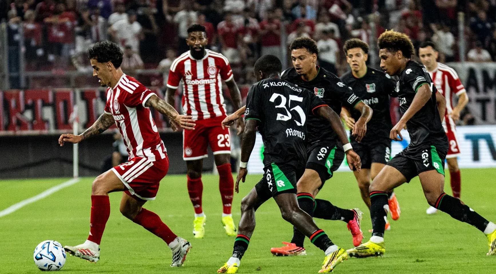 Jugadores de Olympiakos contra NEC en partido