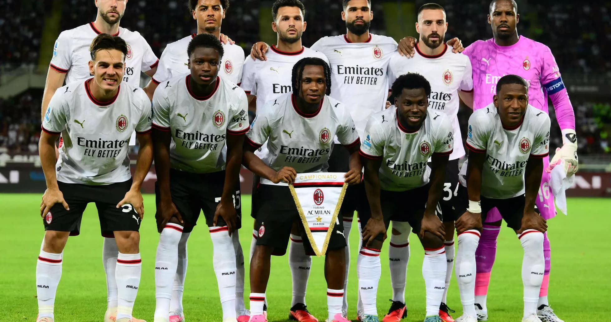 Jugadores del AC Milan posando en el campo