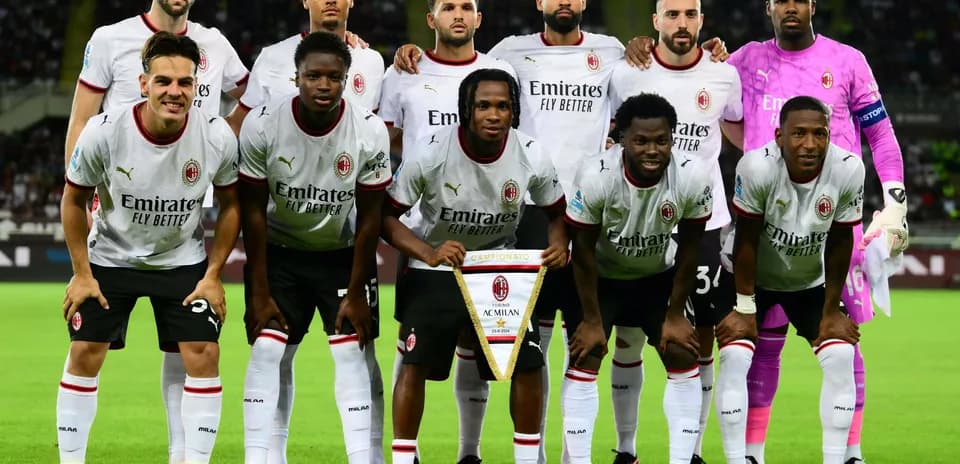 Jugadores del AC Milan posando en el campo