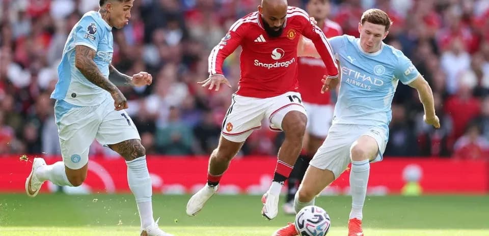 Jugadores de Manchester United y Manchester City en acción