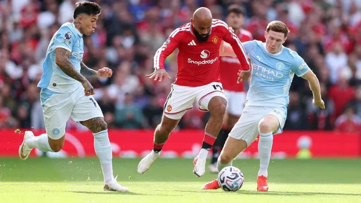 Jugadores de Manchester United y Manchester City en acción