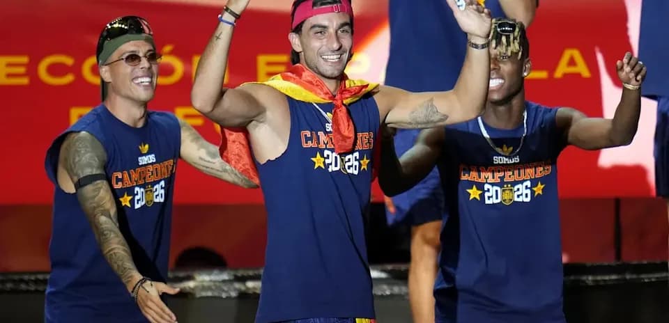 Jugadores celebrando con banderas en evento
