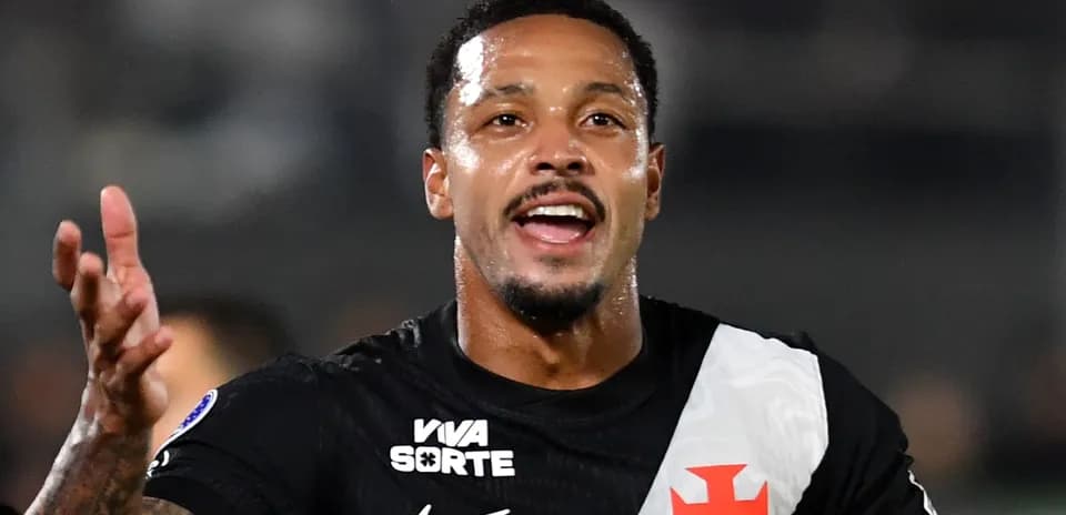 Jugador celebrando en partido con camiseta del Vasco