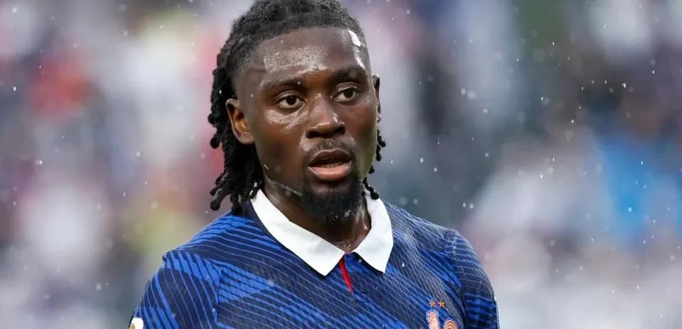 Jugador de fútbol con camiseta de Francia en lluvia