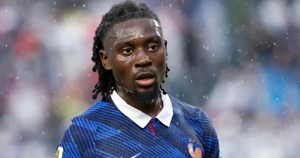 Jugador de fútbol con camiseta de Francia en lluvia