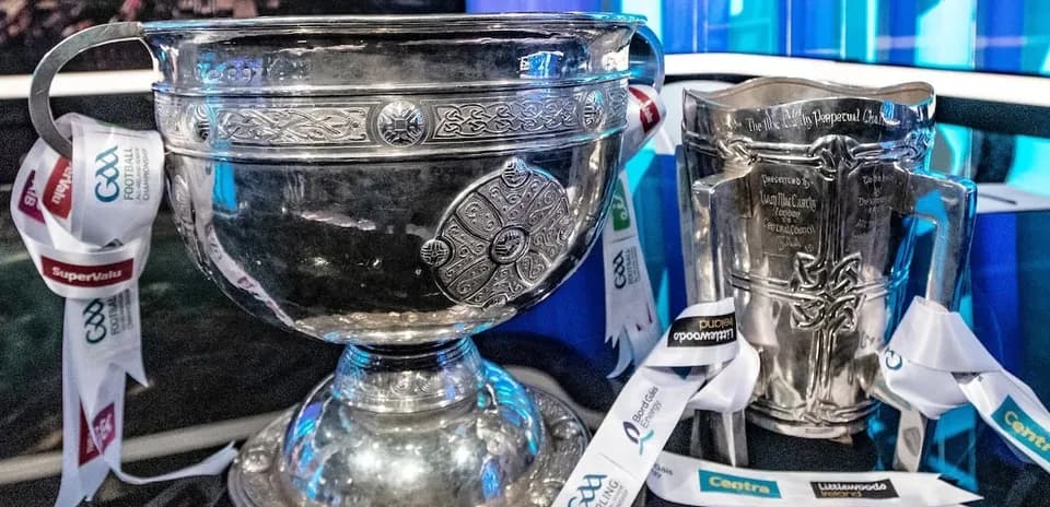 Trofeos del campeonato de fútbol y hurling de GAA
