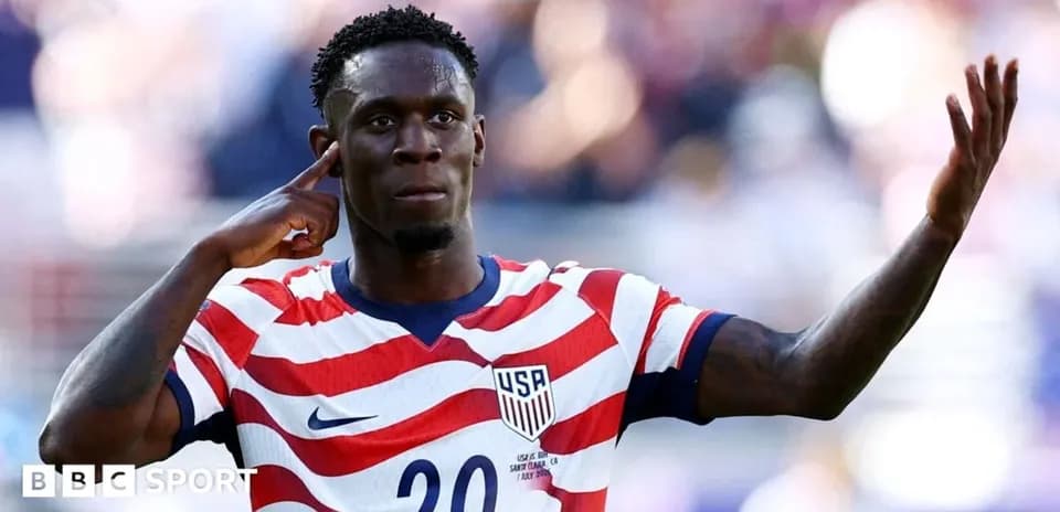 Jugador de Estados Unidos señalando al público en el partido