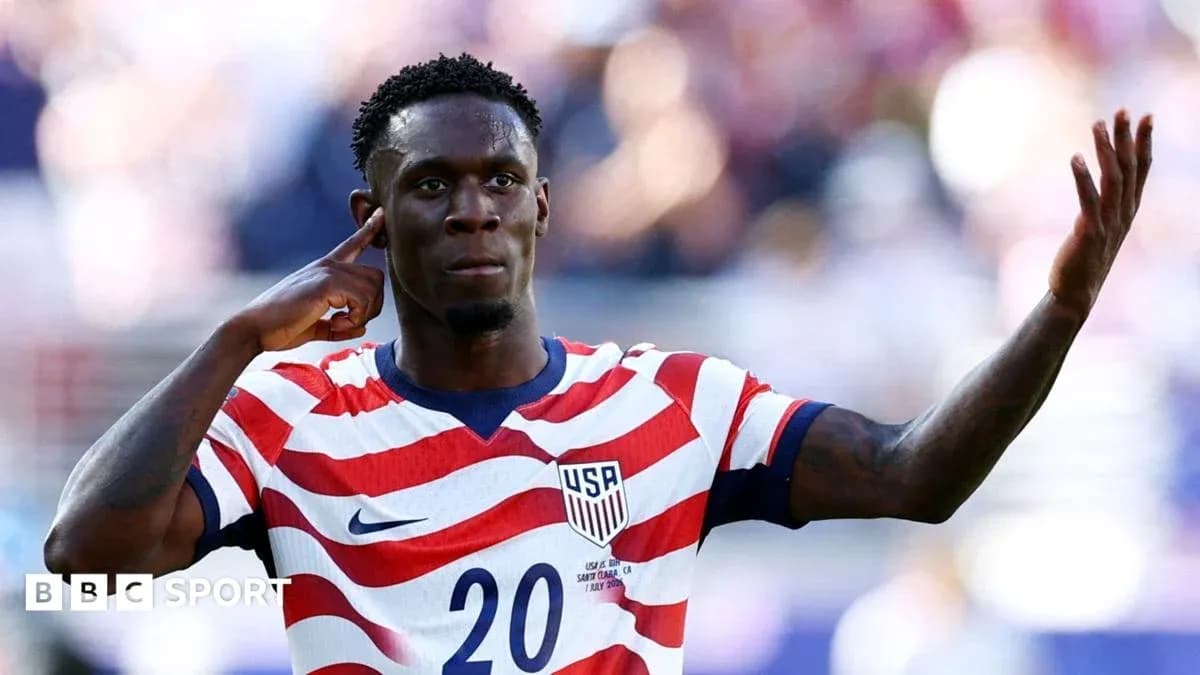 Jugador de Estados Unidos señalando al público en el partido