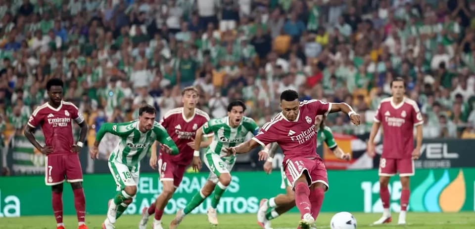 Jugador de Real Madrid ejecutando un penalti en el partido