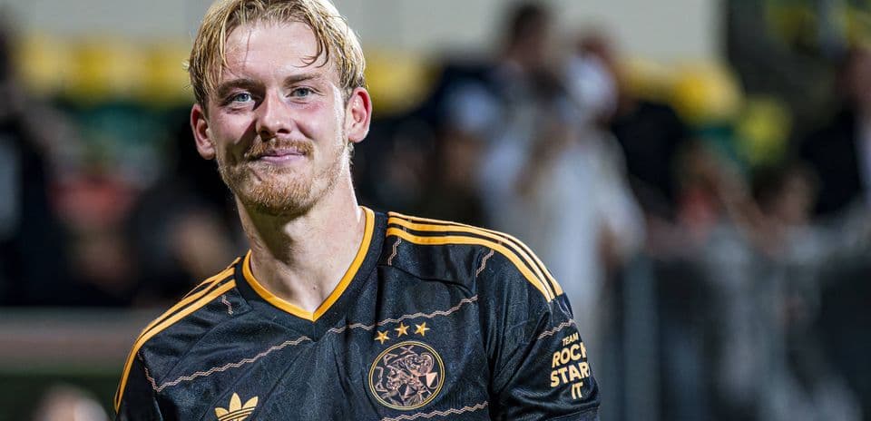 Jugador de Ajax sonriendo en el campo de fútbol