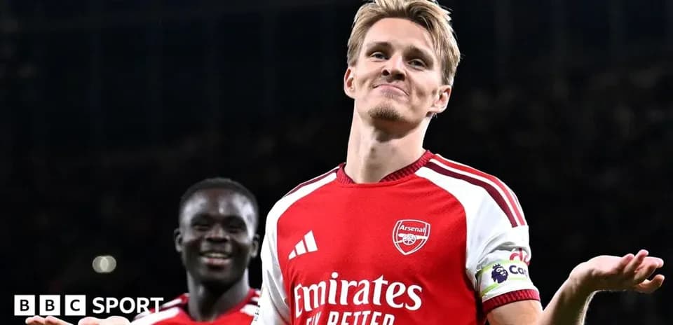Jugador de Arsenal celebrando con gesto de triunfo