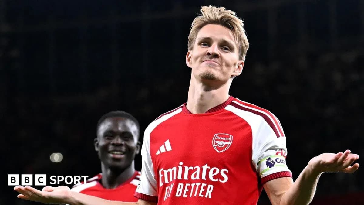 Jugador de Arsenal celebrando con gesto de triunfo