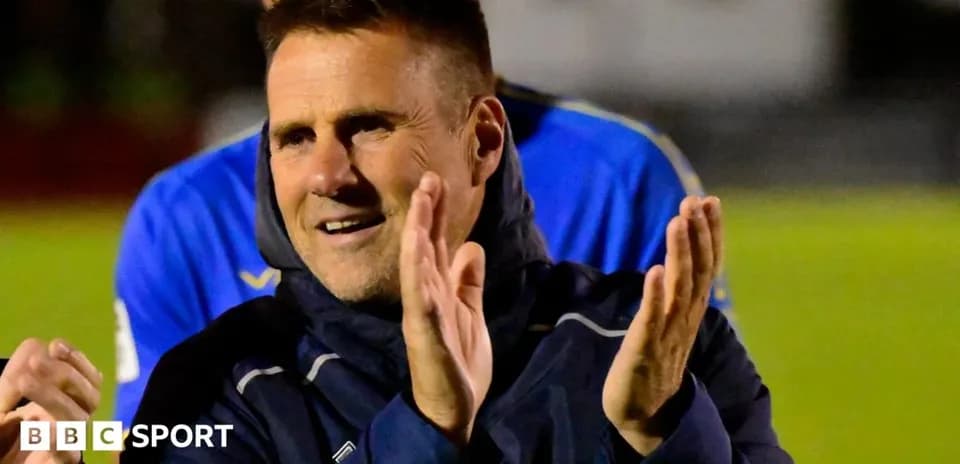 Entrenador aplaudiendo en la celebración del equipo