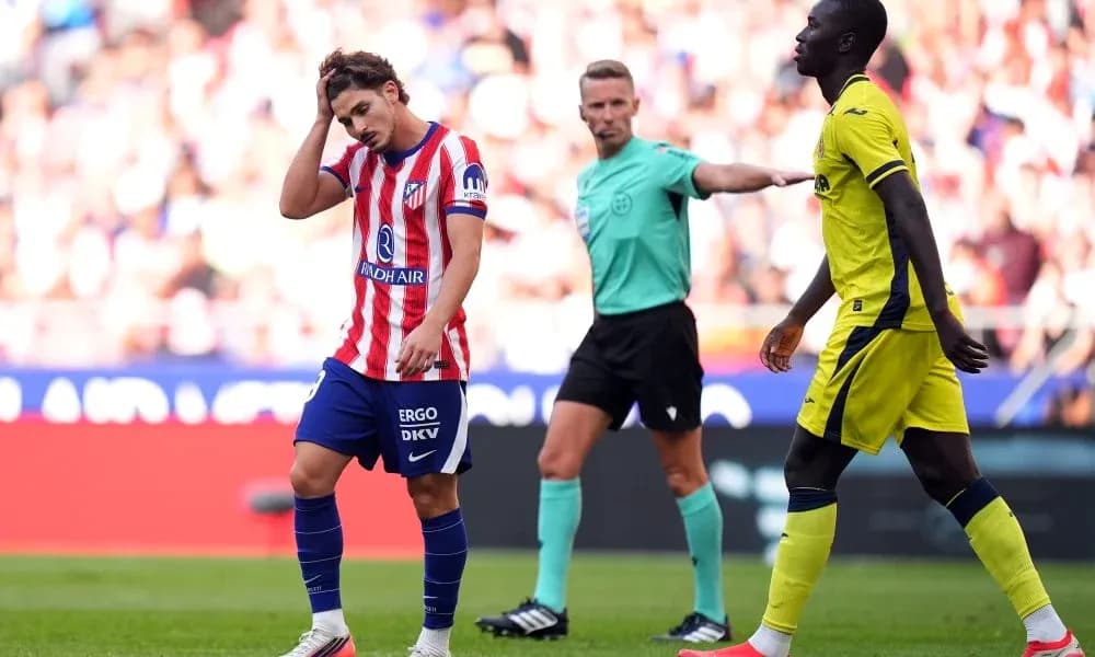 Jugador de Atlético de Madrid se lleva la mano a la cabeza
