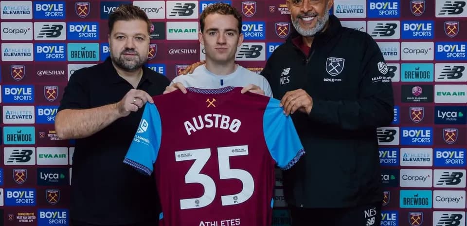 Jugador presenta camiseta con su nombre en conferencia