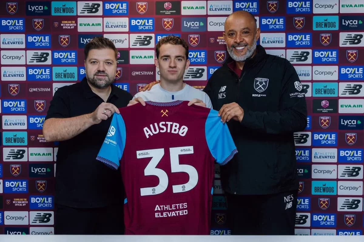 Jugador presenta camiseta con su nombre en conferencia
