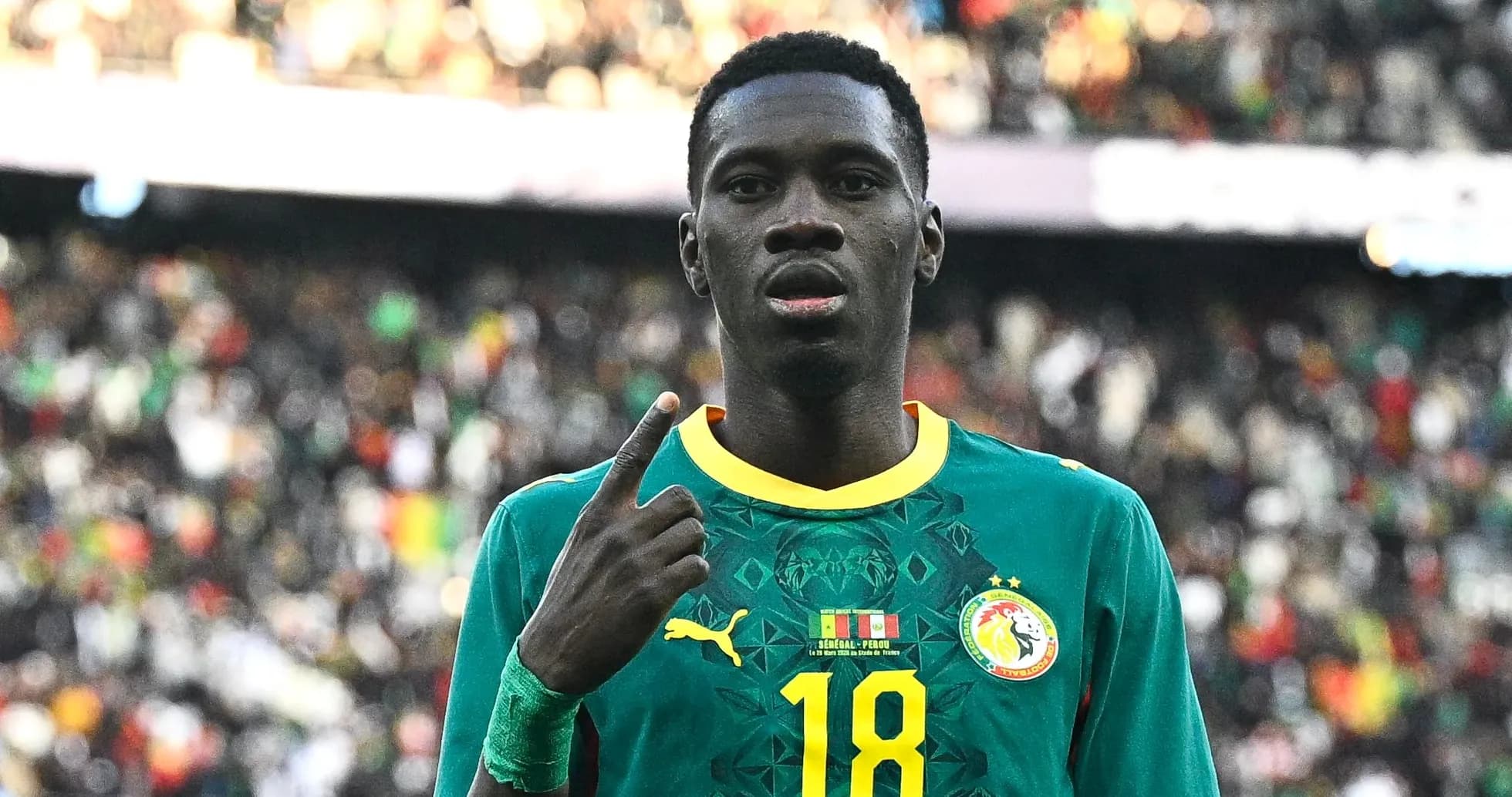 Jugador de Senegal señalando con el dedo en partido