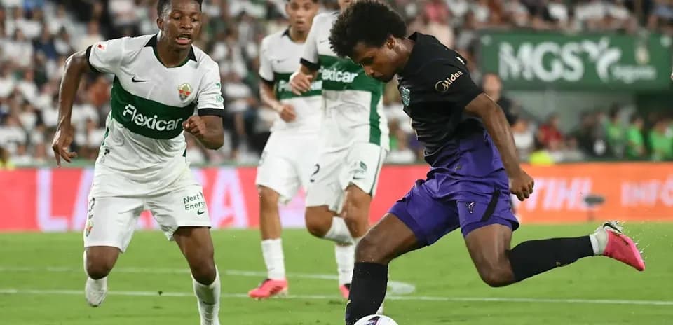 Jugador driblando mientras es perseguido por adversario
