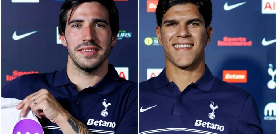 Jugadores de Tottenham presentándose en conferencia