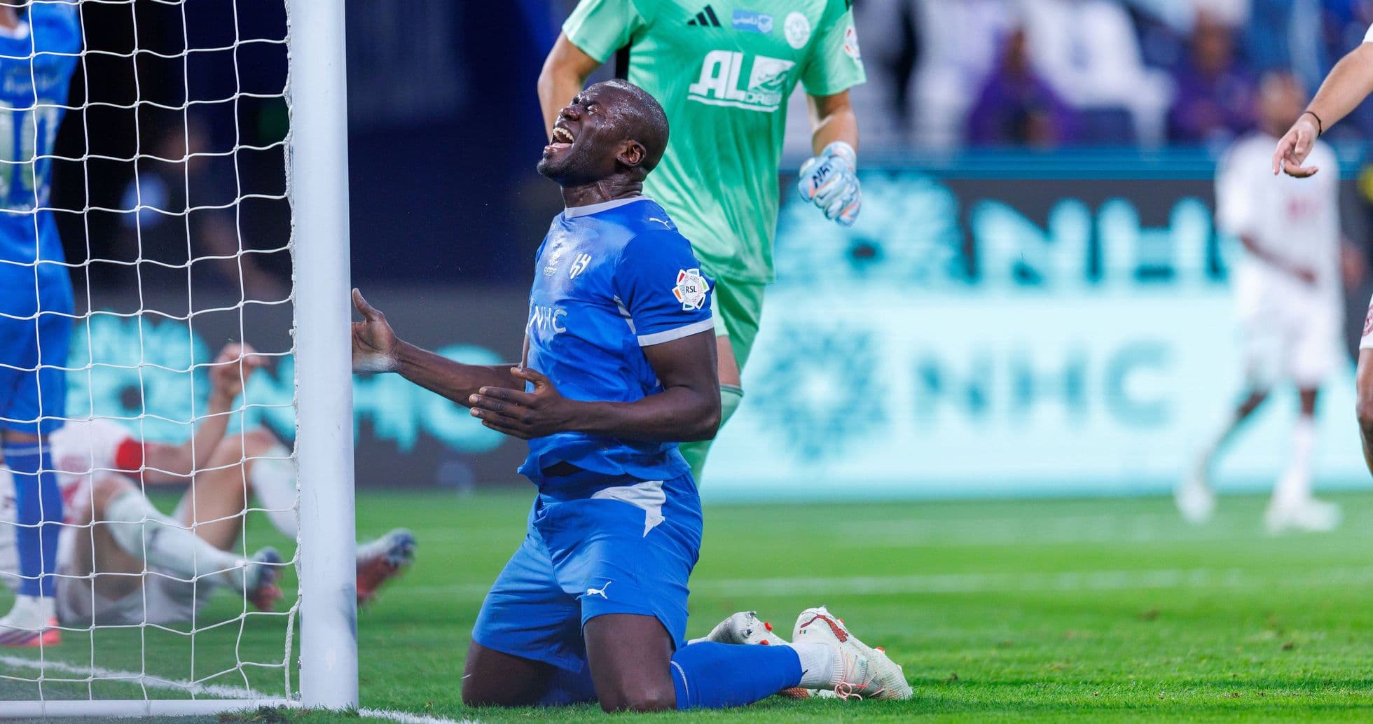 Jugador en el suelo tras fallar una oportunidad de gol